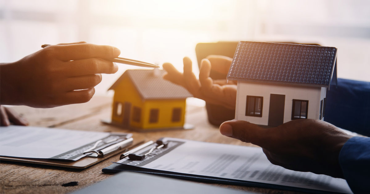 two people discussing a house sellers disclosure